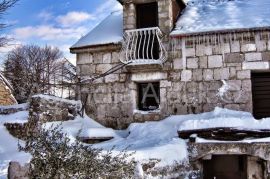Imotski Lovreć uređena kamena kuća sa okućnicom, Lovreć, House