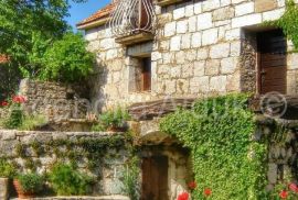 Imotski Lovreć uređena kamena kuća sa okućnicom, Lovreć, House