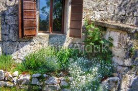 Imotski Lovreć uređena kamena kuća sa okućnicom, Lovreć, House