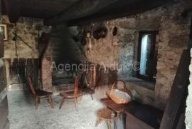 Imotski Lovreć uređena kamena kuća sa okućnicom, Lovreć, House