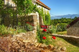 Imotski Lovreć uređena kamena kuća sa okućnicom, Lovreć, House