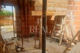 DRAŽICE-kuća P+1, 110 m2 neto sa prostorom za druženje i bazenom, Jelenje, House