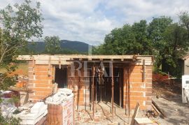 DRAŽICE-kuća P+1, 110 m2 neto sa prostorom za druženje i bazenom, Jelenje, Kuća