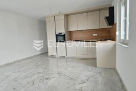 Kaštel Stari,  komforan stan  88 m2  s krovnom terasom i pogledom na more, Kaštela, Appartement