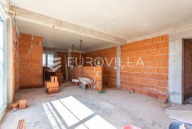 Kaštel Kambelovac, dvoetažan trosoban stan s dva parkirna mjesta i ostavom, Kaštela, Appartement