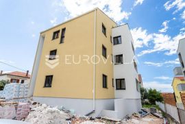 Kaštel Kambelovac, dvoetažan trosoban stan s dva parkirna mjesta i ostavom, Kaštela, Appartment