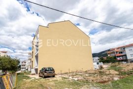 Kaštel Kambelovac, dvoetažan trosoban stan s dva parkirna mjesta i ostavom, Kaštela, Appartment