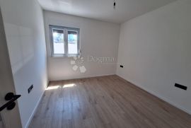 Novogradnja, apartman u prizemlju sa okućnicom, 120 m od mora, Krk, Kвартира