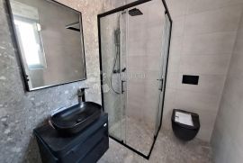 Novogradnja, apartman u prizemlju sa okućnicom, 120 m od mora, Krk, Kвартира