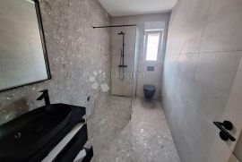 Novogradnja, apartman u prizemlju sa okućnicom, 120 m od mora, Krk, Kвартира