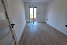 Novogradnja, apartman u prizemlju sa okućnicom, 120 m od mora, Krk, Kвартира