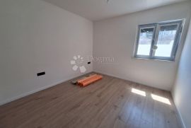 Novogradnja, apartman u prizemlju sa okućnicom, 120 m od mora, Krk, Kвартира