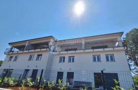 Novogradnja, apartman u prizemlju sa okućnicom, 120 m od mora, Krk, Kвартира