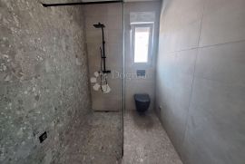 Novogradnja, apartman u prizemlju sa okućnicom, 120 m od mora, Krk, Kвартира