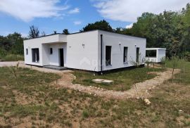 ISTRA, KRŠAN Moderna prizemnica s bazenom u prirodi 111 m2, Kršan, بيت