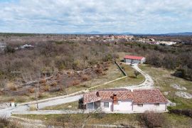 Kuća Blizina Marčane, kuća na velikom terenu od 26.000 m2., Marčana, Famiglia