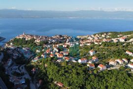 Vrbnik, otok Krk, dinamična samostojeća kuća sa bazenom i velikom okućnicom, Vrbnik, Casa