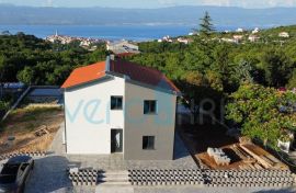 Vrbnik, otok Krk, dinamična samostojeća kuća sa bazenom i velikom okućnicom, Vrbnik, House