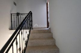 PAG, ZUBOVIĆI - Kuća s 4 apartmana blizu Novalje (moguća zamjena za stan u Rijeci), Novalja, House