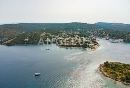 Šolta, Maslinica - obiteljska kuća pokraj šljunčane plaže, Šolta, Дом