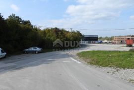 PERMANI, JURDANI-građevinsko zemljište 2000m2 s građ. dozvolom za halu od 600m2 (namjena: trgovačka, zanatska, industrijska), Matulji, أرض