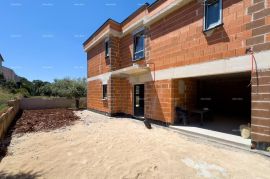 Kuća Prodaje se dvojna vila sa bazenom i garažom, Medulin, Σπίτι
