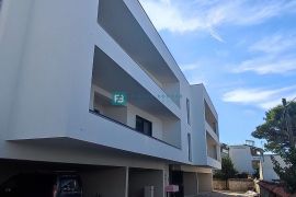 VODICE, novo, moderan stan, 2.kat, 300 m do plaže, lift, garaža, Vodice, Apartamento