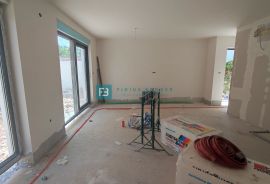 VODICE, novo, dvoetažni stan + vrt, 300 m do plaže, garaža, Vodice, Apartamento