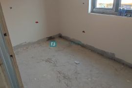 VODICE, novo, dvoetažni stan + vrt, 300 m do plaže, garaža, Vodice, Apartamento