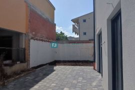 VODICE, novo, dvoetažni stan + vrt, 300 m do plaže, garaža, Vodice, Wohnung