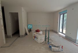 VODICE, novo, dvoetažni stan + vrt, 300 m do plaže, garaža, Vodice, Apartamento