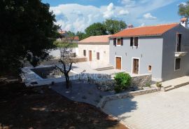 Barban, jug Istre, imanje sa kućom i 3 pomoćna objekta, Barban, Ev