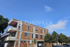 Osijek, Retfala, luksuzan trosoban stan 90 m2 na prvom katu s vrtom, Osijek, Appartement