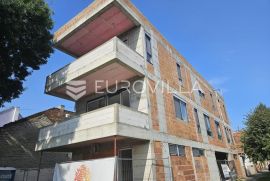 Osijek, Retfala, luksuzan trosoban stan 90 m2 na prvom katu s vrtom, Osijek, Appartement