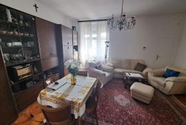 STAN U CENTRU SA LIFTOM I PARKIRNIM MJESTOM, Donji Grad, Apartamento