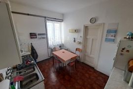 STAN U CENTRU SA LIFTOM I PARKIRNIM MJESTOM, Donji Grad, Apartamento