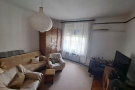 STAN U CENTRU SA LIFTOM I PARKIRNIM MJESTOM, Donji Grad, Apartamento