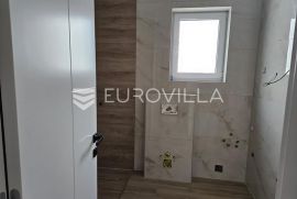 Osijek, Retfala, stan u urbanoj vili 100 m2 prizemlje sa dvorištem 50 m2, Osijek, Kвартира