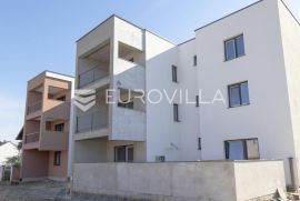 Osijek, Retfala, stan u urbanoj vili 100 m2 prizemlje sa dvorištem 50 m2, Osijek, Flat