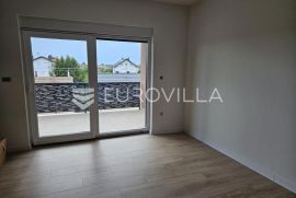 Osijek, Retfala, četverosoban stan 100 m2 sa dvorištem od 50 m2, Osijek, Appartement