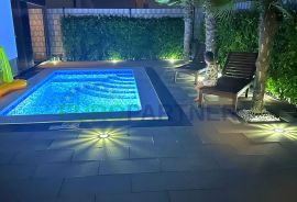 Atraktivan manji stan s bazenom i vrtom, ukupno 200 m2, Trogir, Trogir, Kвартира