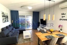 Atraktivan manji stan s bazenom i vrtom, ukupno 200 m2, Trogir, Trogir, Appartement