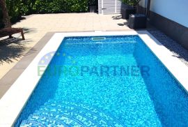 Atraktivan manji stan s bazenom i vrtom, ukupno 200 m2, Trogir, Trogir, Wohnung
