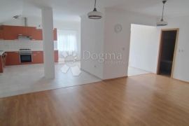 VELIKI APARTMAN S POTENCIJALOM - KRK, Krk, Apartamento