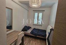 Trosoban stan 35m od mora, Novi Vinodolski, Appartement