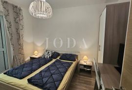 Trosoban stan 35m od mora, Novi Vinodolski, Appartement