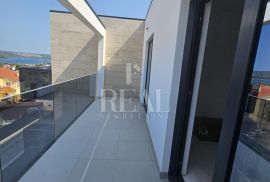 Novogradnja dvoetažni stan 117 m2,3S+DB,2 terase,400 m od mora, Punat, Appartement