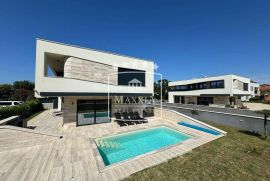 Privlaka - Moderna villa 250m2 uz more more s bazenom 1.690.000€, Privlaka, Famiglia