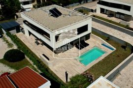 Privlaka - Moderna villa 250m2 uz more more s bazenom 1.690.000€, Privlaka, Famiglia