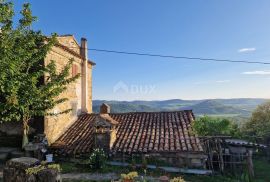 ISTRA, LIVADE (OKOLICA) - Kamene starine s panoramskim pogledom, Oprtalj, Дом